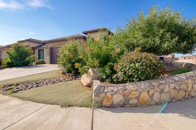 Building Photo - Furnished Eastside Beautiful 3 bed/2 baths...