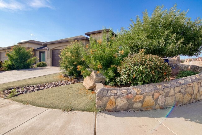 Building Photo - Furnished Eastside Beautiful 3 bed/2 baths for RENT Utilities & Wi-Fi INCLUDED