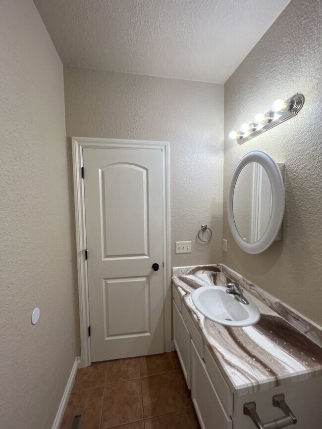 Building Photo - 44 Ranch 5 Bed, 3 Bath Home