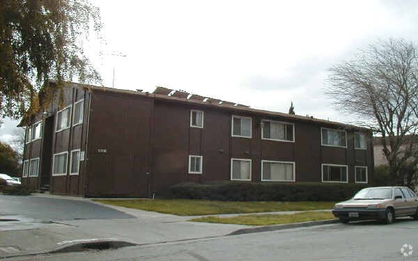 Building Photo - 5226 Snow Dr