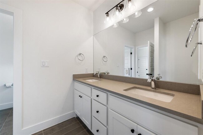 Building Photo - 304 East Dr