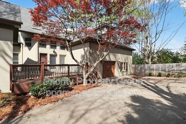 Building Photo - 16205 Riverpointe Dr