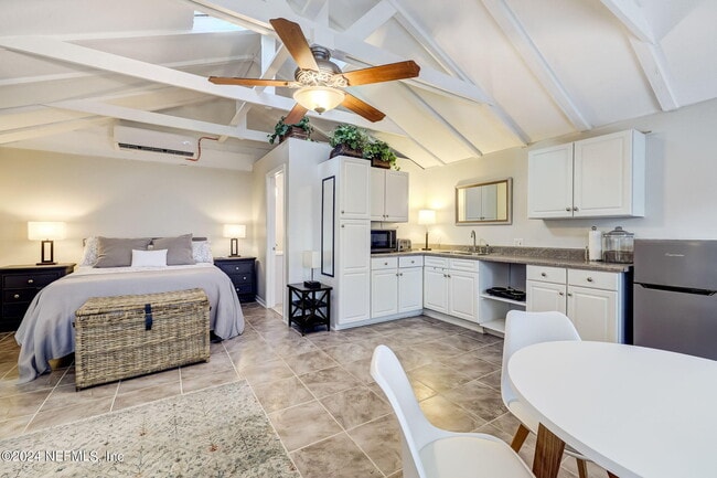 Building Photo - 1427 River Oaks Rd