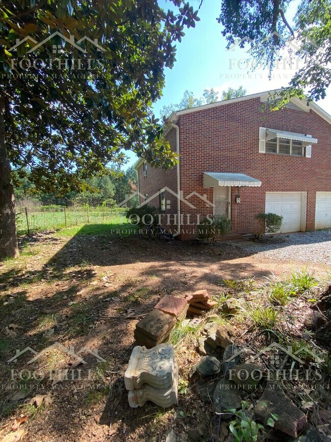 Building Photo - Cozy 1-Bed Detached Apartment with Spaciou...