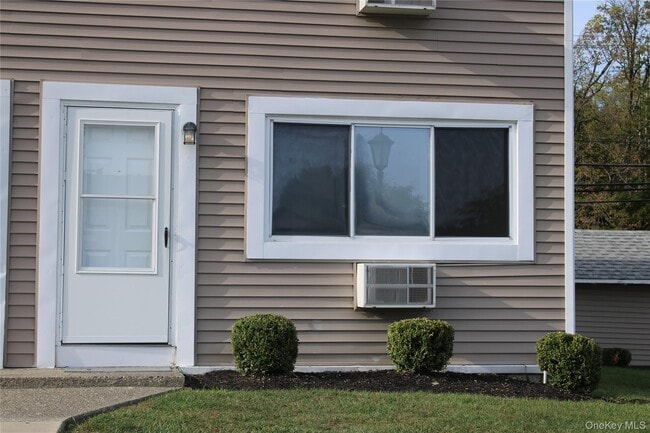 Building Photo - 1 Fishkill Glen Dr