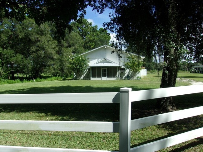 Building Photo - Country Living!