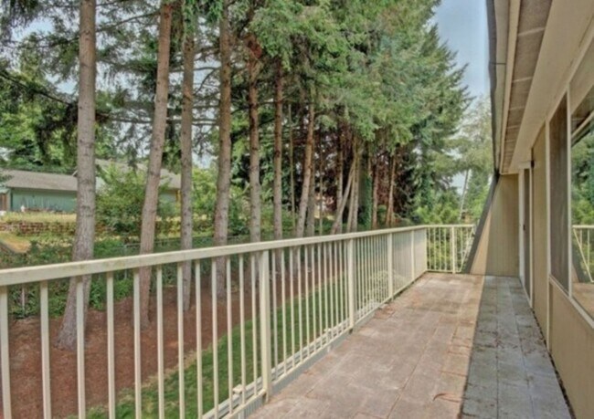 Building Photo - 2Bd/1.75Ba Kirkland Condo