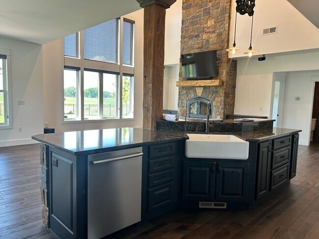 Building Photo - Stunning luxury rental!