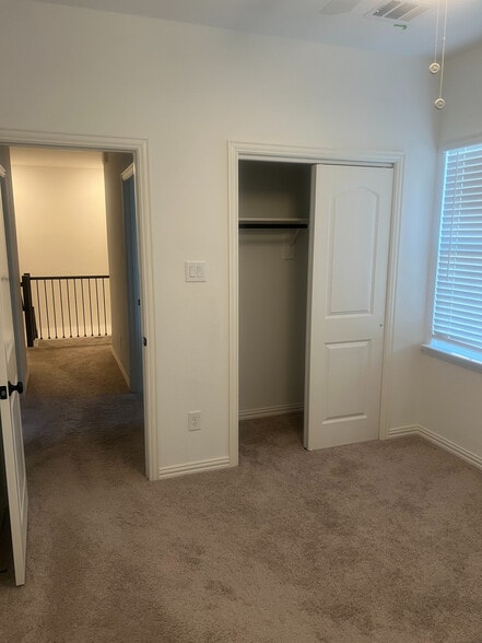 Building Photo - Room in House on Jones Dr