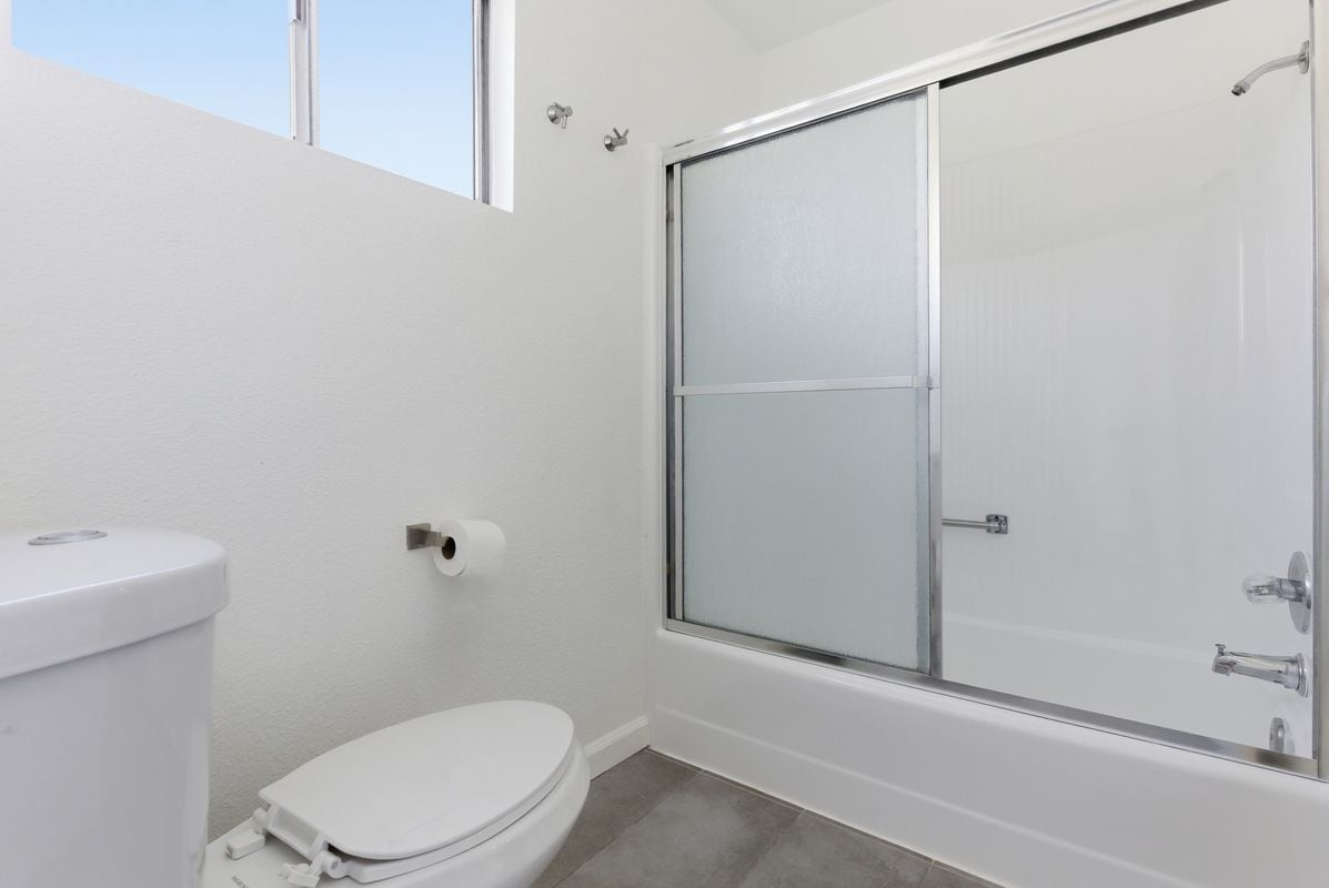 Building Photo - 1083 1/2 W Kensington Rd