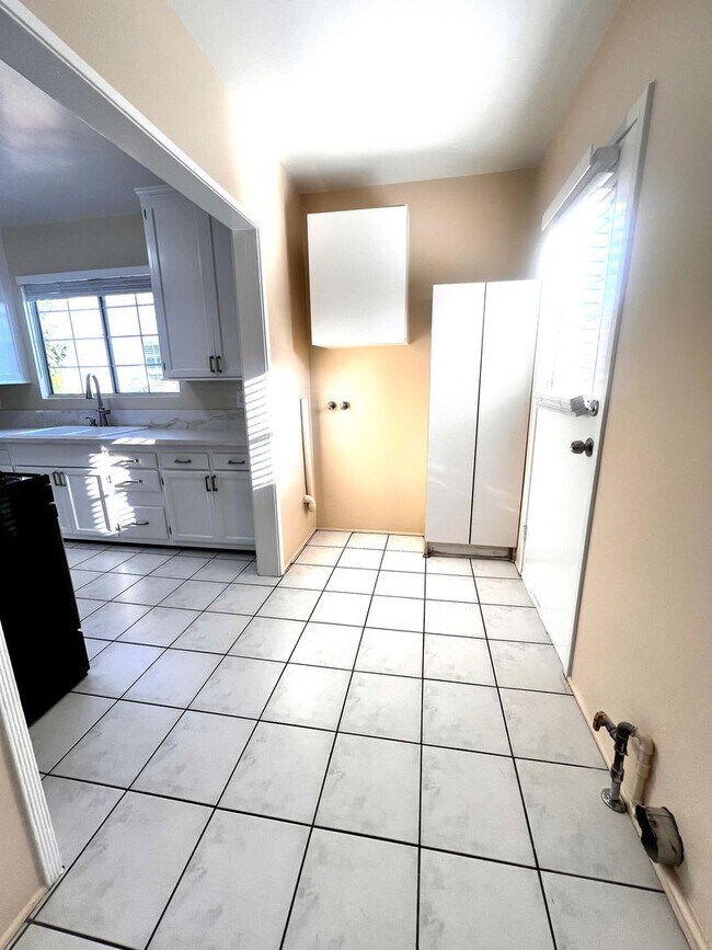 Building Photo - Single Family. 3-bed Home - Desireable Neighborhood!