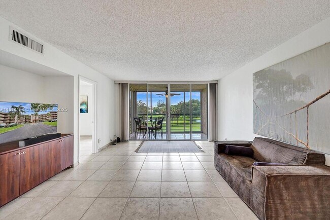 Building Photo - 1911 Sabal Palm Dr