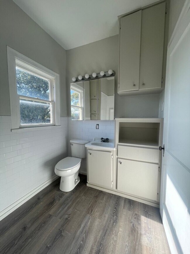 Building Photo - 4 Bedroom Home Near Downtown Stephenville