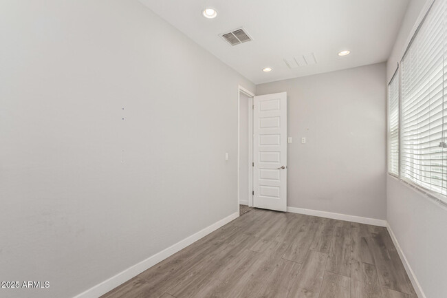 Building Photo - 7138 W Kent Dr