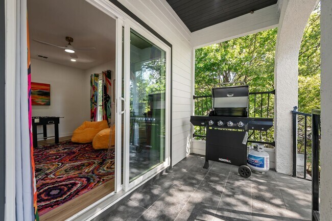 Building Photo - 5624 Eastside Ave