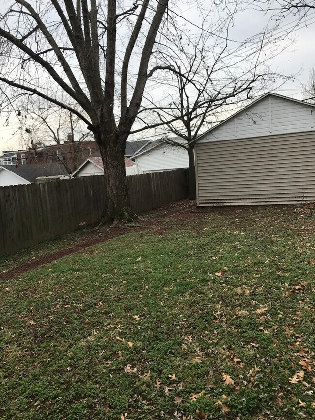 Building Photo - Large Spacious Home with 2 Car Garage in South Hampton