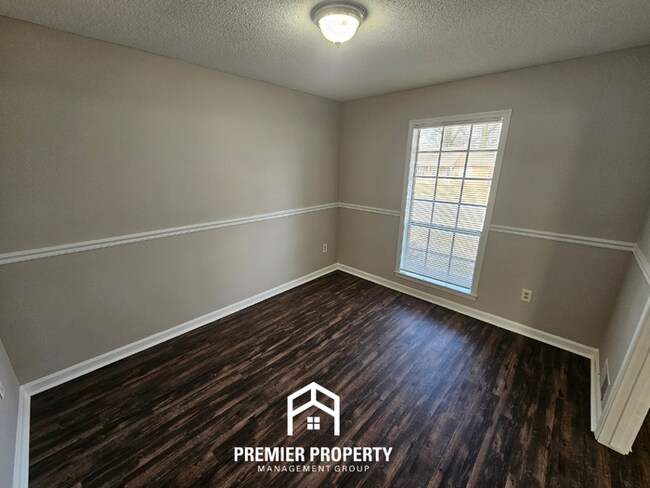 Building Photo - Newly Renovated 5BR Home with 2,334 Sq Ft, Fireplace & Fenced Yard in Memphis