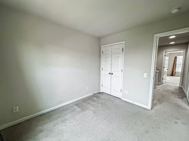 Building Photo - Beautiful and Spacious 3 Bed 2/2 Bath Bric...