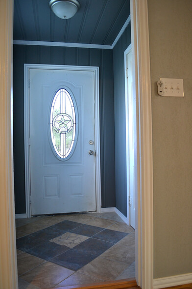 Entryway - 1007 Bawcom St