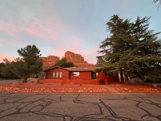 Building Photo - 200 Cathedral Rock Dr