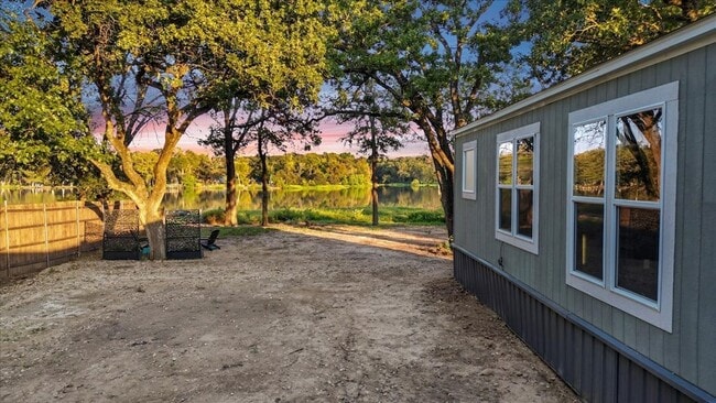 Building Photo - 409 Willow Dr