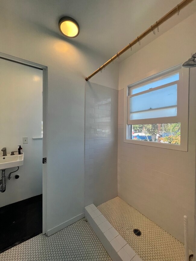Building Photo - 1413 Abbot Kinney Blvd