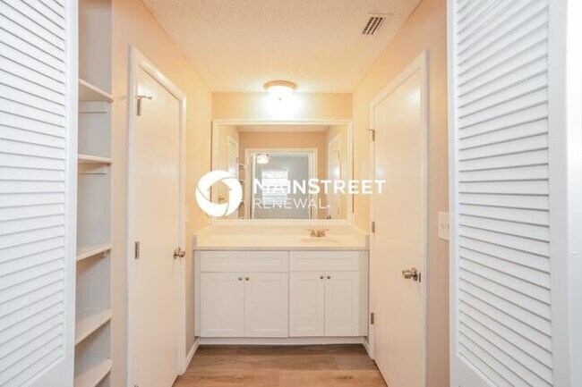 Building Photo - 3 Bedroom Pet-Friendly Home in LAKELAND, FL with Main Street Renewal