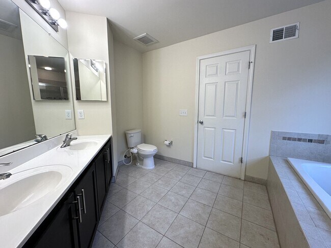 Building Photo - 3 bedrooms, 2.5 bathrooms