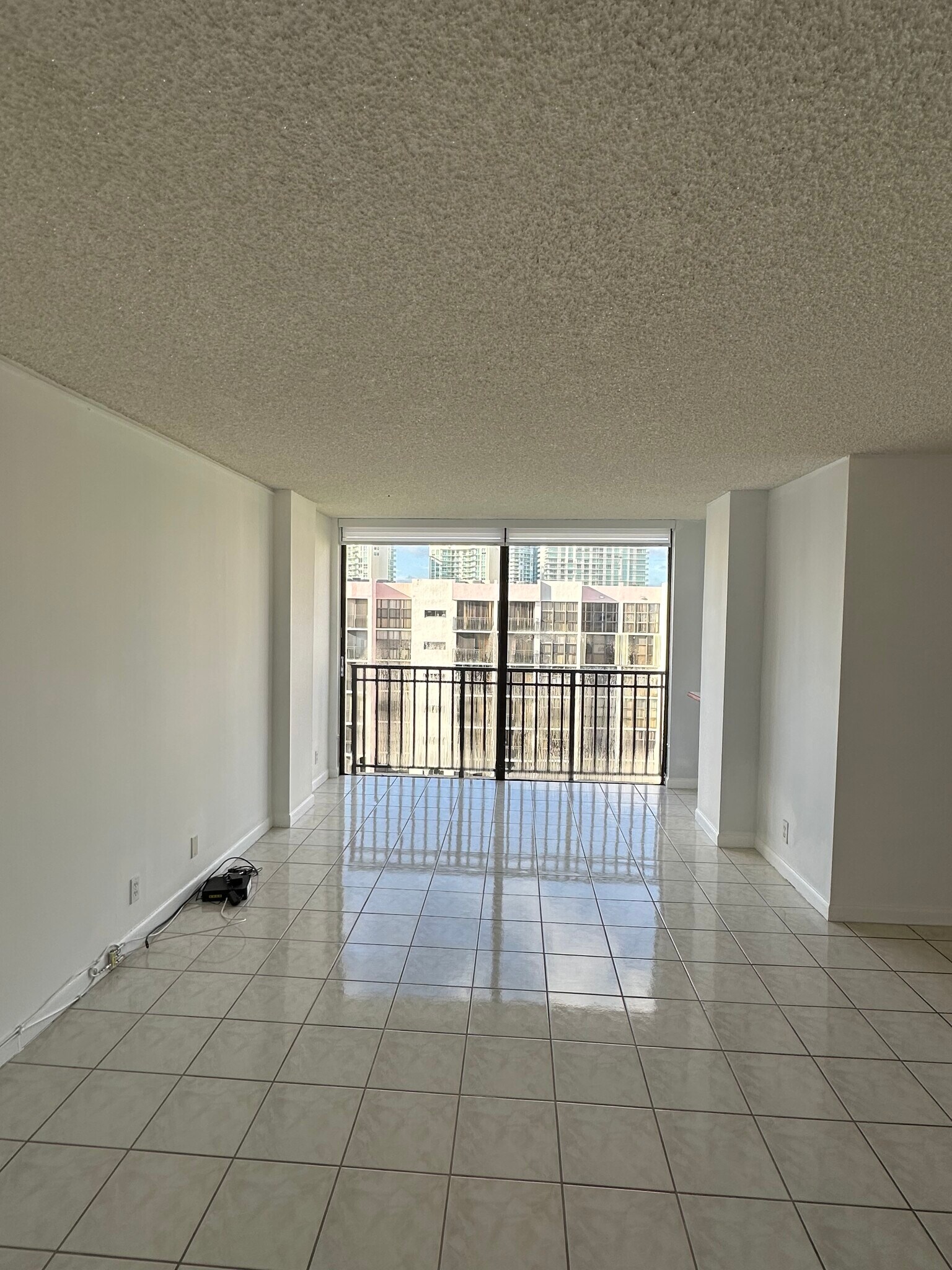 Living room - 17001 N Bay Rd