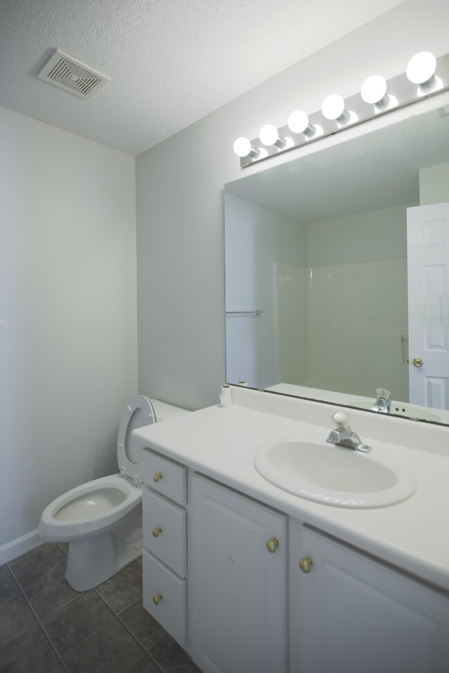 Guest bath - 5005 Hunters Trl