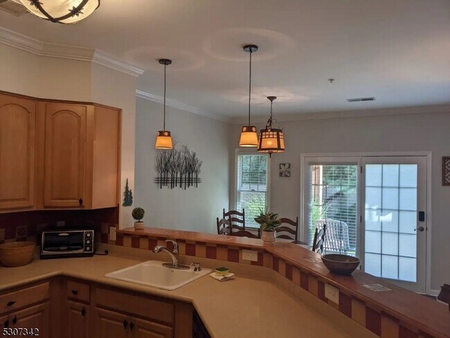 Building Photo - 3-13 Maple Cres