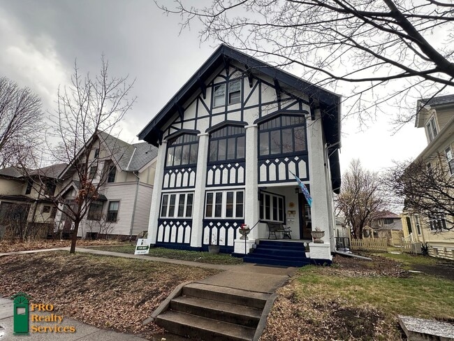 Building Photo - Gorgeous 3 Bedroom Main Level Duplex Unit