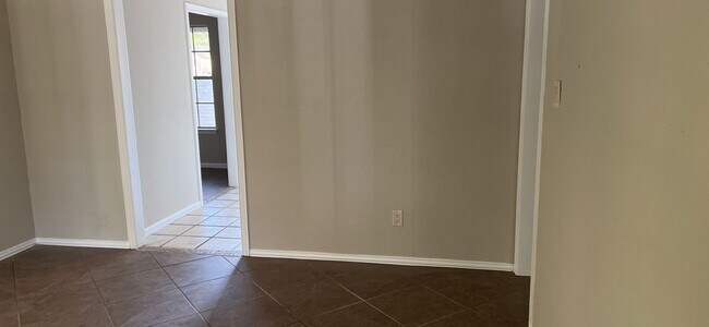 Building Photo - 3 bedroom 2 bathroom!