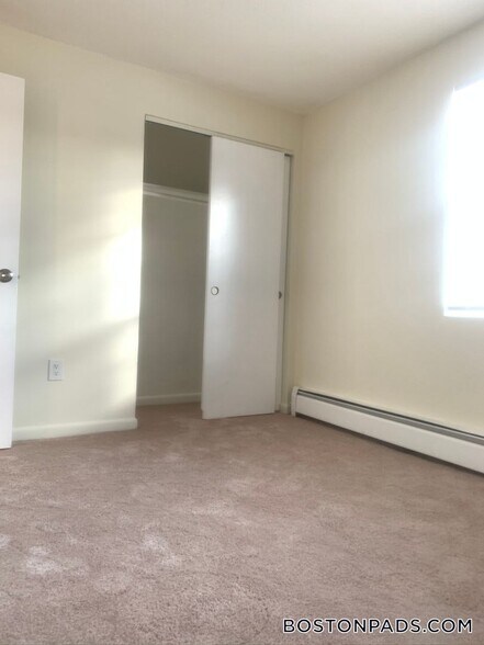 Building Photo - 71 Bernier St