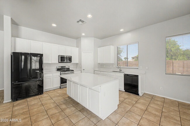 Building Photo - 8634 E Hillview St