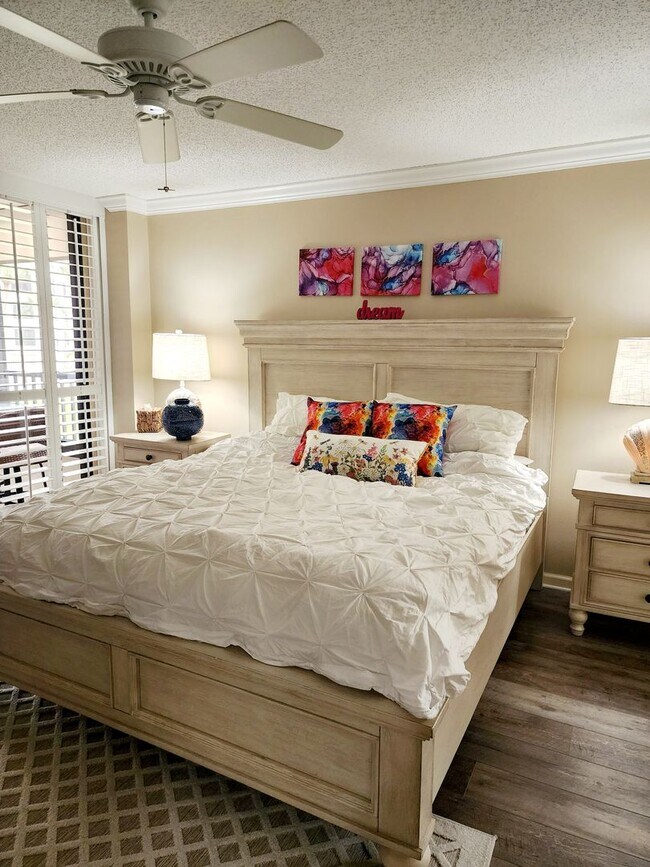 Building Photo - Siesta Key Rentals on Ocean!