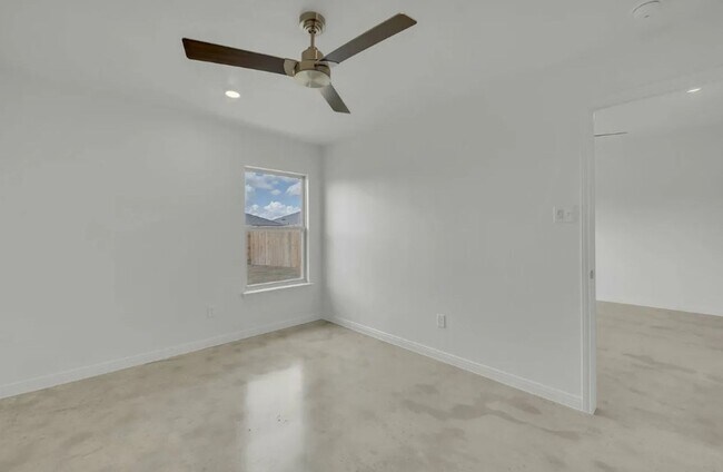 Building Photo - 604 Pacific Crest Trl