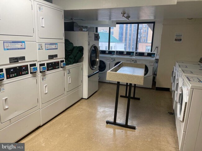 Building Photo - 1420 N St NW