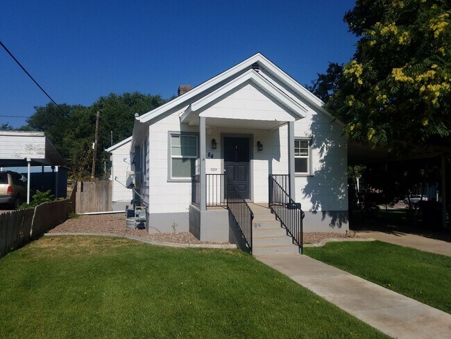 Building Photo - Charming Main level apartment
