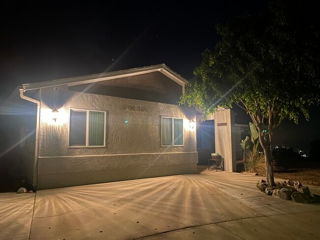 Building Photo - 13730 Mindora Ave