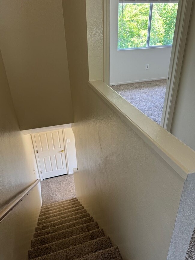 Building Photo - Charming 3 bedroom 1.5 bathroom Two story Town House with an attached garage.