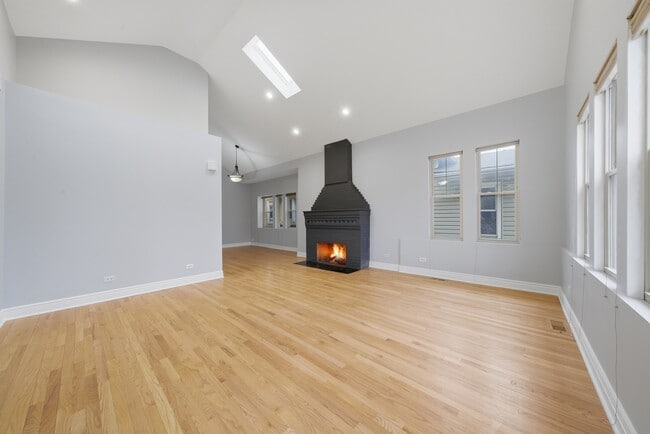 Building Photo - 4545 N Lawndale Ave