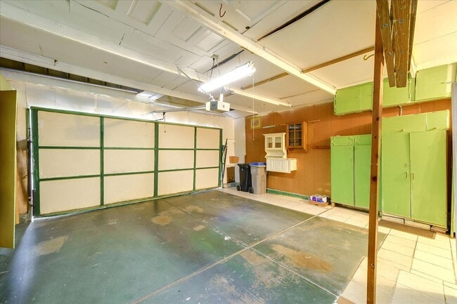 Building Photo - Fantastic 2-Bed, 2-Bath Townhouse with Pri...