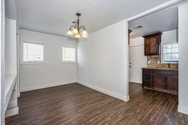 Building Photo - 2 Bed/1 Bath Home Near OCU!