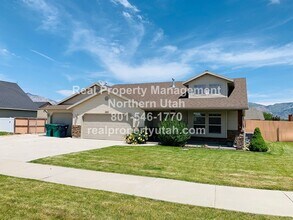 Building Photo - 3 Bedroom 2 Bath Home Now Available!