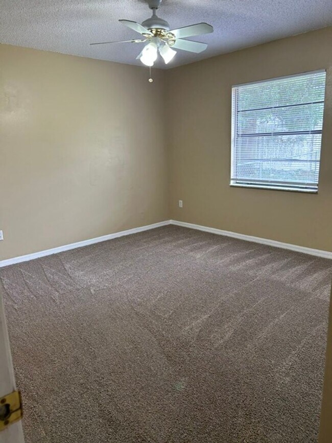 Building Photo - JUST LISTED -5 BEDROOM + BONUS ROOM - DELTONA NO PETS ALLOWED
