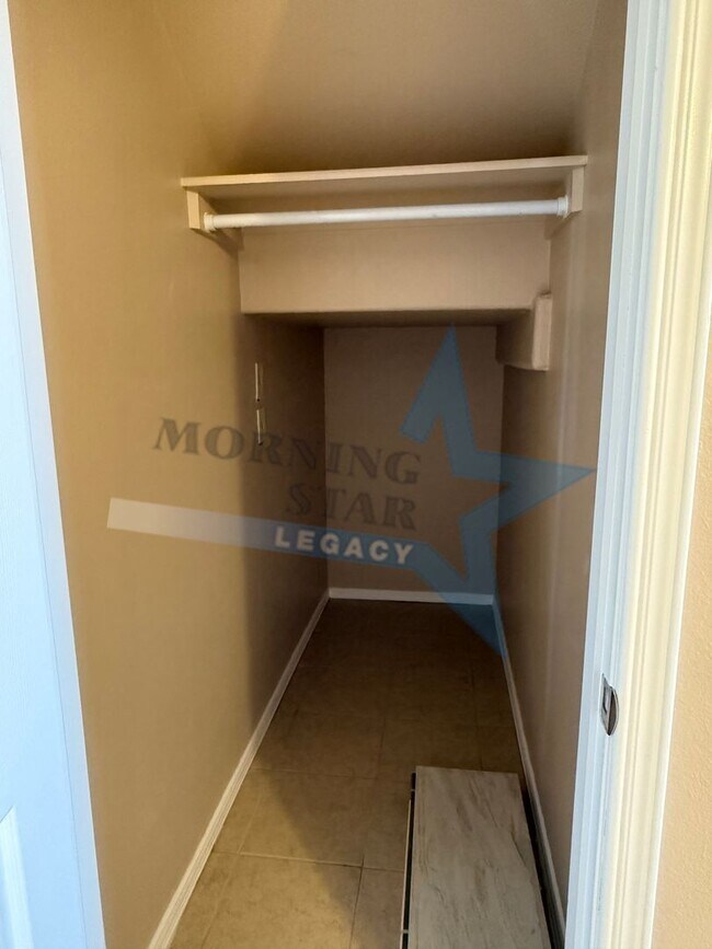 Building Photo - Like NEW! Location & Quality!