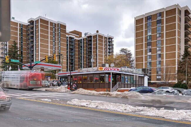 Building Photo - 1107 S Walter Reed Dr