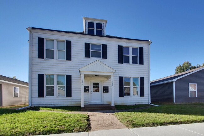 Building Photo - Adams House