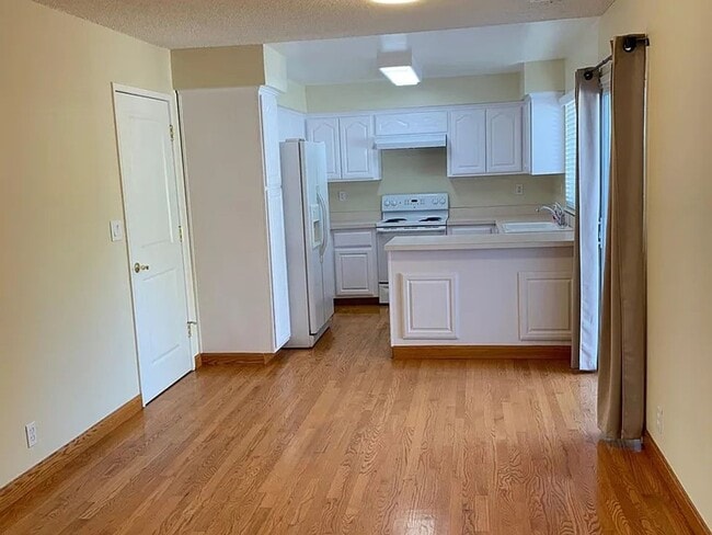Building Photo - CAMBRIAN AREA - Beautifully Maintained 3-B...